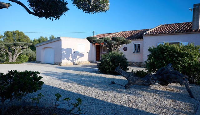 Casa Nuria, beautiful house with garden & pool, quiet location, 4km from the sea