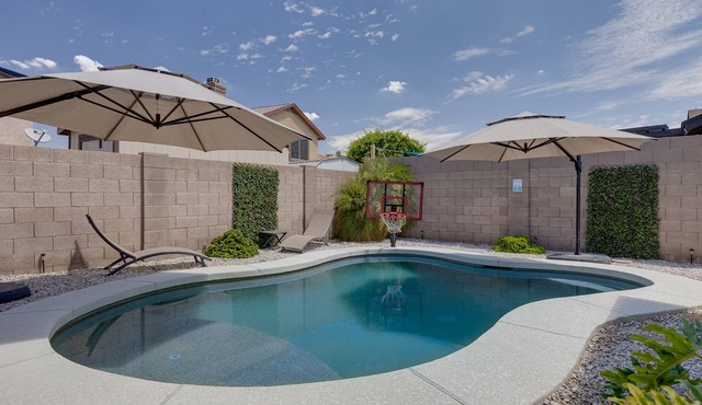 “Casa Oasis” Free Heated Pool, Easiest Walk to State Farm Stadium and Westgate!