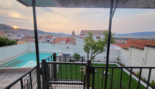 Casa Oasis Puertollano, una casa en un entorno rural en Puertollano, agradable, con Piscina en zona tranquila