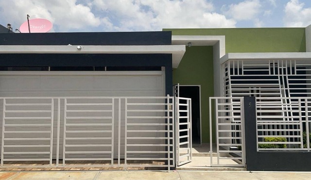 Casa Orquiedia en centro de Bani, con Wifi y AC