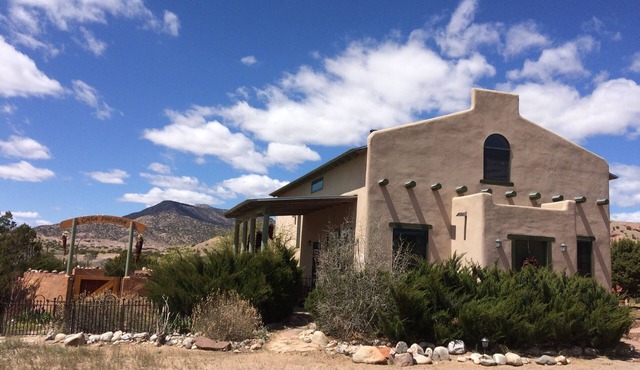 Casa Paloma Centrally Located Abiquiu Gem: great views, roomy kitchen, new AC!