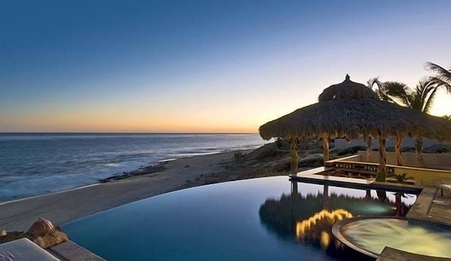 Casa Panga Beachfront House with Infinity Pool and Swim-up Bar