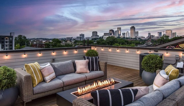 Casa Paradisa Rooftop w/Skyline Views, Fire Pit, Walkable to Restaurants/Bars