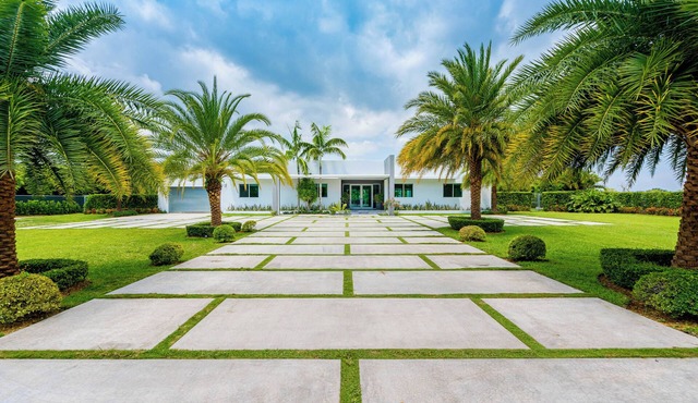 Casa Paradiso - Beautiful 1.5 Acre Modern Paradise