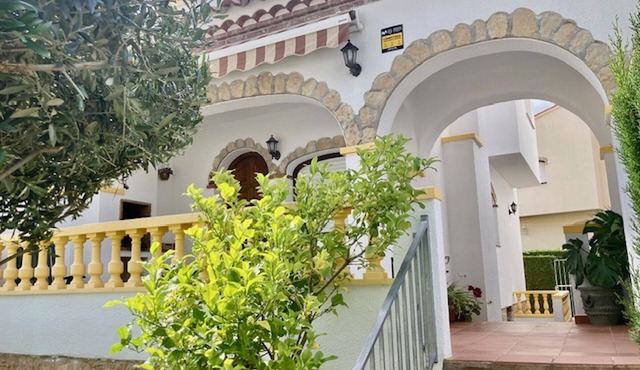 Casa pareada con jardín