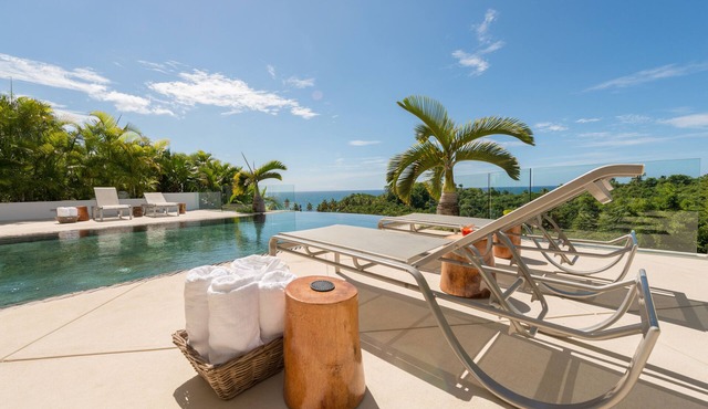 Casa Phil, Breathtaking Ocean View Modern, Fully Staffed