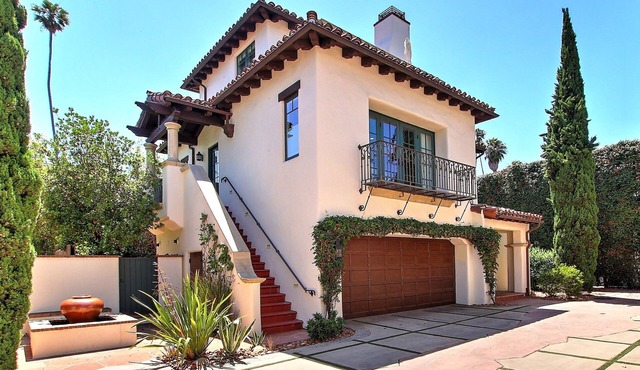 "Casa Playa" in the heart of West Beach - impeccably remodeled, with A/C and 2 car garage!