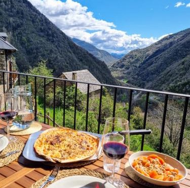 Casa Rústica y Chic con Chimenea y Vistas Panorámicas de La Vall de Boí
