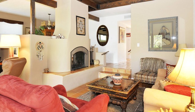 Casa Ramona: Santa Fe Style, Great Yard, Pets ok!