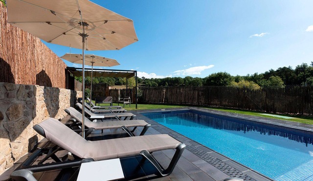 CASA ROVIRA (Magnificent rural house with jacuzzi in the garden and private pool)