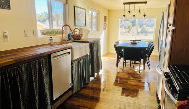 Casa Rosa-Gorgeous 5 bedroom in heart of Reserve-Close to Rodeo, Fairgrounds