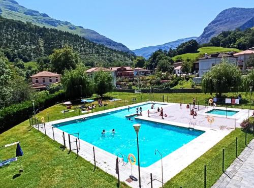 Casa Rugama con piscina de verano en el corazón de Cantabria