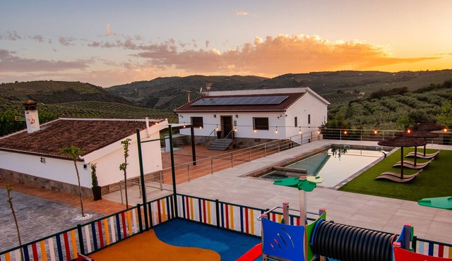 Casa Rural con Piscina y Jacuzzi con Capacidad Máxima Para 16 Personas