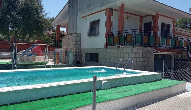 Casa rural con piscina, barbacoa y parque infantil