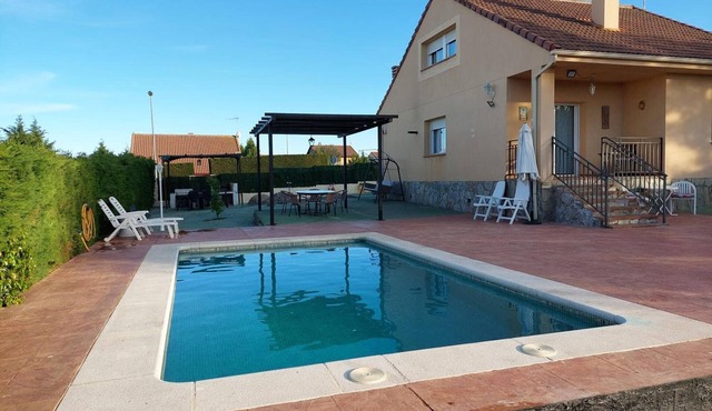 Casa Rural El Robledal with Private Pool near Segovia & Madrid, Sleeps 8