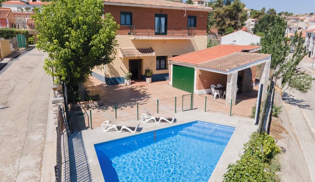 Casa Rural El Aligustre in Valdelaguna with swimming pool and table soccer.