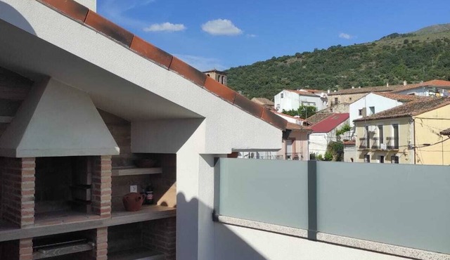 Casa Rural con Chimenea Interior, Terraza con Barbacoa y Vistas a la Montaña