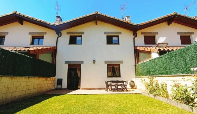 Casa Rural Juanikoenea – Traditional House with Garden and Jacuzzi in Leitza