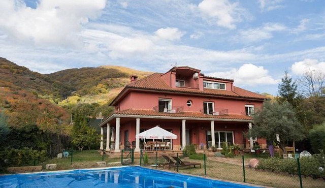 Casa Rural Las Nogaledas for 18 people