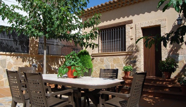 Casa rural para 8 personas junto al río Júcar, patio con barbacoa y wifi