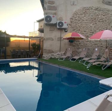 CASA RURAL PUERTO - casa de piedra con piscina privada - Valle del Ambroz - Casas del Monte - IDEAL PARA DISFRUTAR EN FAMILIA O GRUPO DE AMIGOS