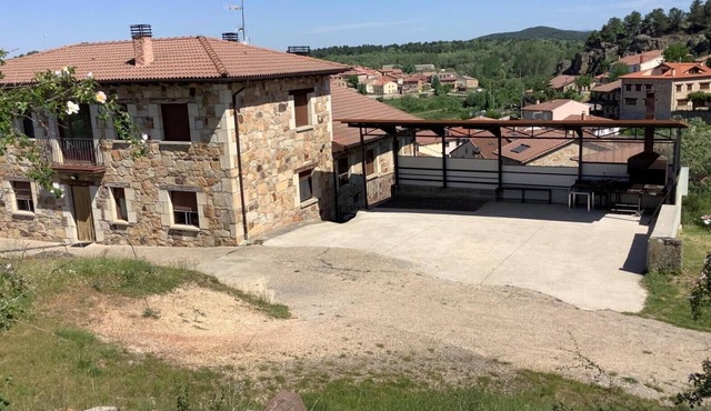Casa Rural Roblegordo: Large Country House with Mountain Views and Terrace