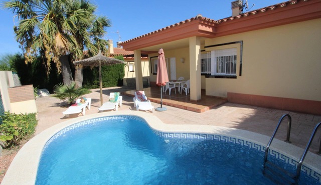 CASA SANDRA,Ideal house for your holidays near the sea, free wifi, air conditioning option, private pool, pets allowed, dog’s beach