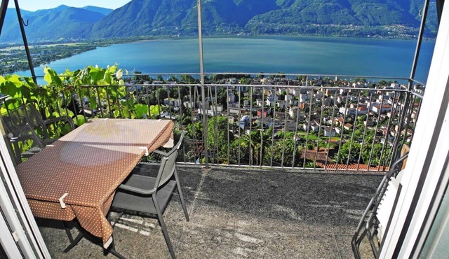 Casa Santa Barbara: Stylish Swiss Holiday Home with Lake and Mountain Views