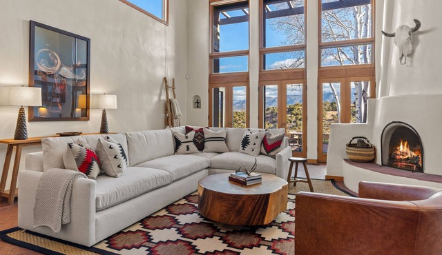 Casa Serenata: Monthly Luxury Home, Panoramic Mountain Views near Santa Fe Opera