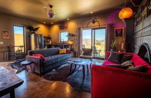 Casa Shangri-La - Eclectic Tiny House in the Heart of Terlingua near BBNP