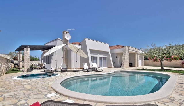 Casa Siesta with swimming pool, jacuzzi & garage