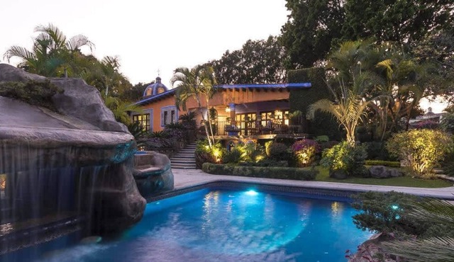 Casa Sofía: With a large garden and waterfall in Cuernavaca