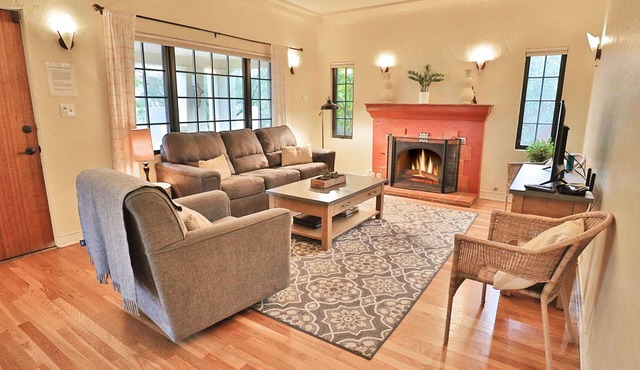 Casa Sonrisa, 3 bed 2 bath in historic Sam Hughes neighborhood next to a park