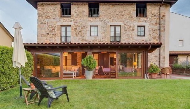 "Casa Suca" With garden and barbecue, between the sea and the mountain. Rental 12 people