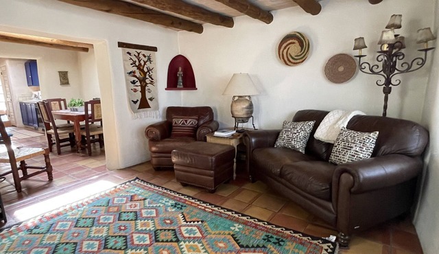 Casa Tres Hombres - Canyon Road Retreat - Wonderful garden/courtyard!