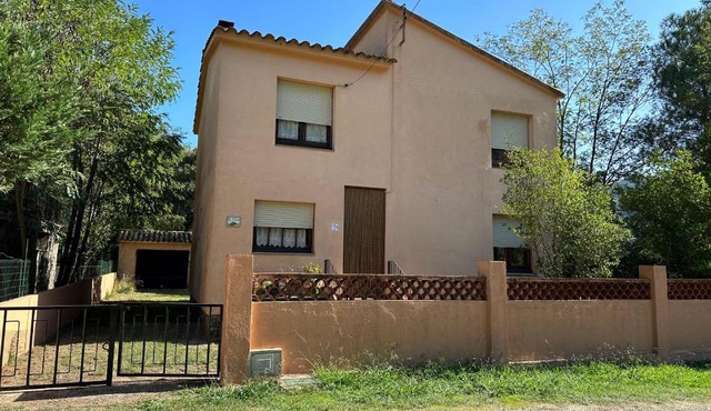Casa Trianó entre montañas, río y cielo de estrellas