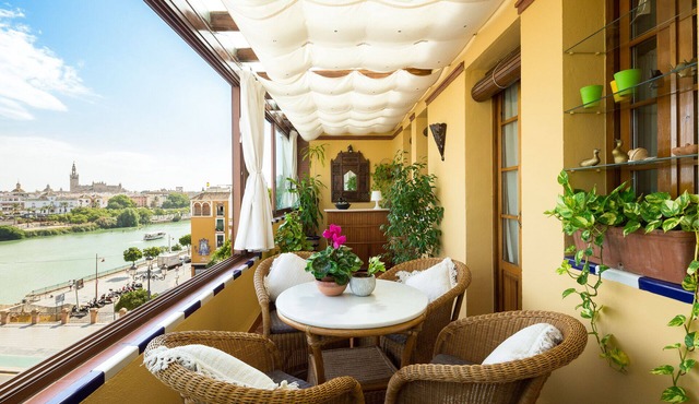 Casa Trianamirador. River and Cathedral views