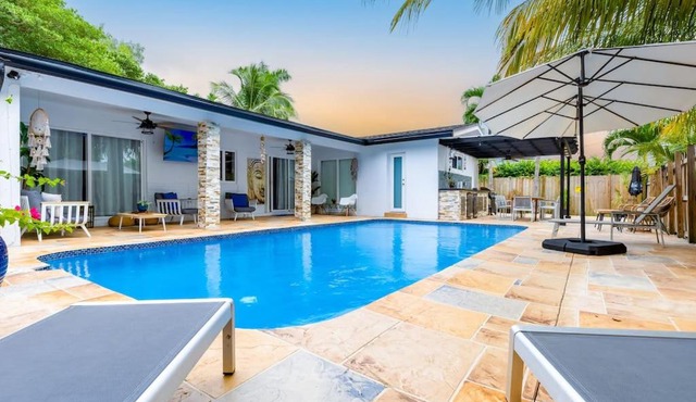 Casa Tropicana - Heated Pool, Game Room & Mins from beach