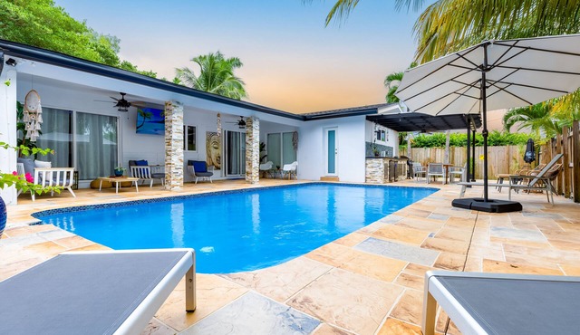 Casa Tropicana- Heated Pool, Game Room & Mins from Beach