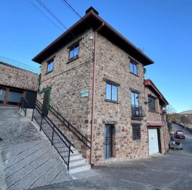 Casa turística 'Los chaleco' en Lumbreras con terraza privada.