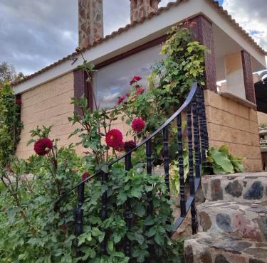 CASA TURÍSTICA Villa Carmen, CON AMPLIO JARDIN QUE INCLUYE BARBACOA, 2 PORCHES, PARKING PRIVADO Y PISCINA