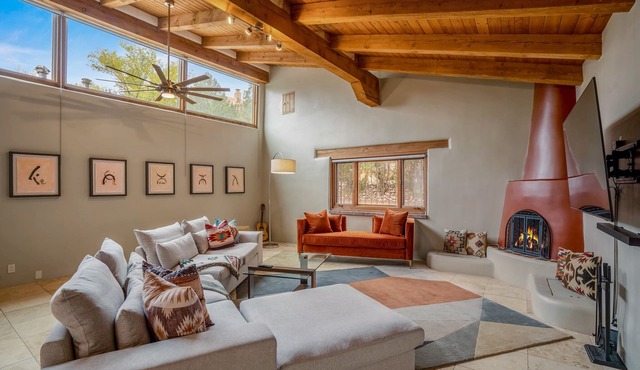 Casa Ursula - a hillside gem with Sangre de Cristo views, 10 min. walk to Plaza