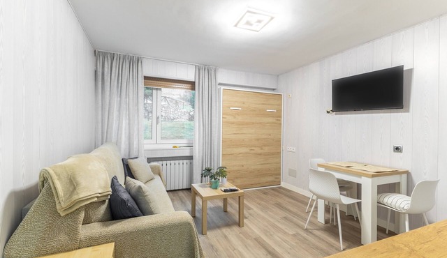 Casa Vacacional 'Loft Relajante Est Esquí La Pinilla' con Vistas a la Montaña y Jardín Compartido