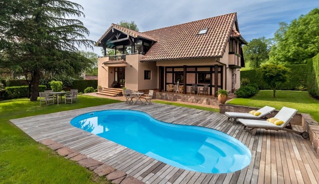 Casa Velasco in Esles: Private Pool, Garden, and Prime Location in Cantabria