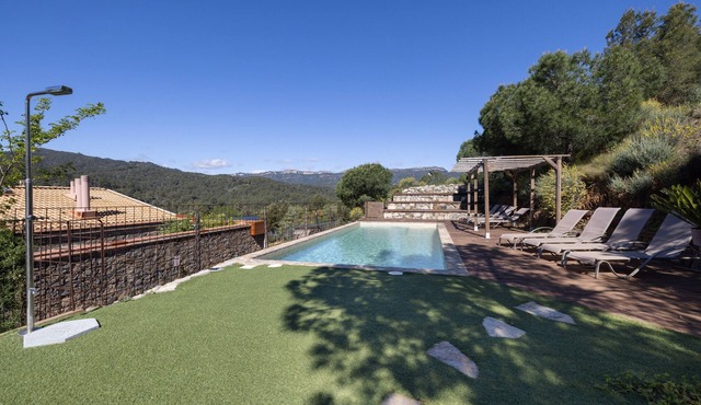 Casa Vella Del Panta: Vacation Home with Sea Views, Private Pool, and Wi-Fi