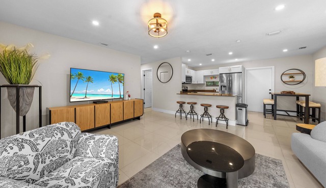 Casa Verde - 5 BDRM/2 BA with POOL + HOT TUB