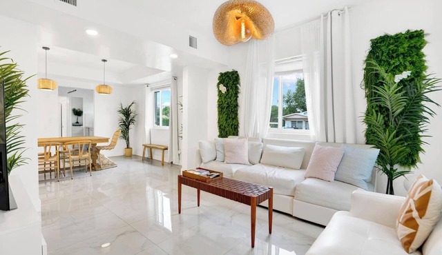 Casa Verde | Design District |5BR| Hot Tub