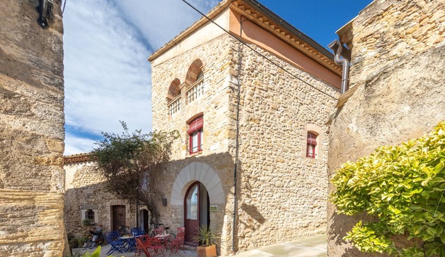 Casa Vermella i Blava: Rural House with Shared Garden and Wi-Fi in Orriols
