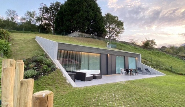 Casa y Jardín de Diseño en Precioso Entorno a 8 Min. de la Playa. Parking y Wifi