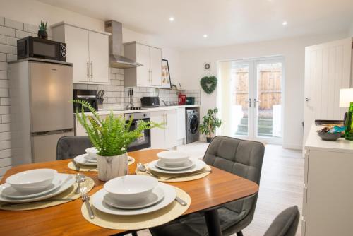 Casa Ysgol Corner Cozy & Modern 2-Bed Ground-Floor Apartment Free Parking & Fast WiFi